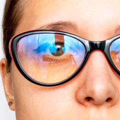 Les lunettes anti-lumière bleue des écrans sont-elles utiles ? 17 études